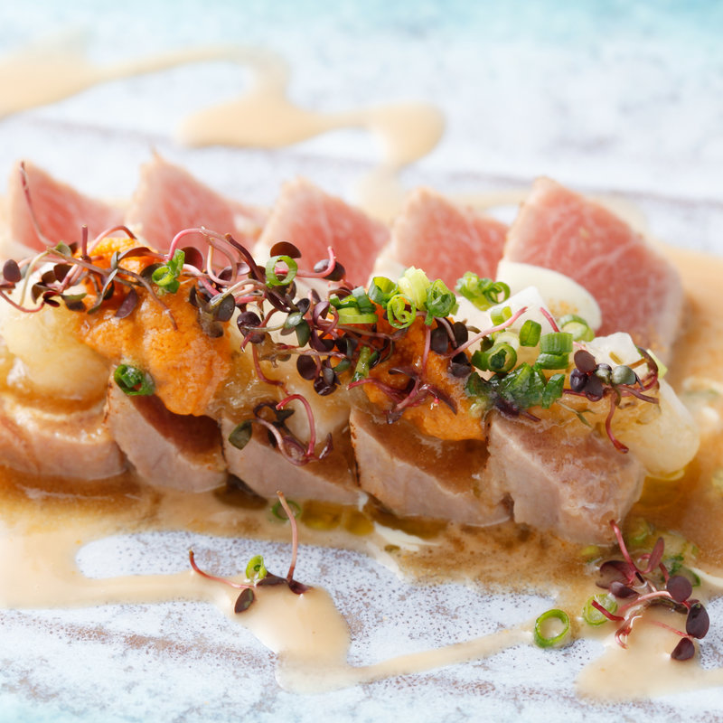 炙りマグロ　ウニ添え(白樺)