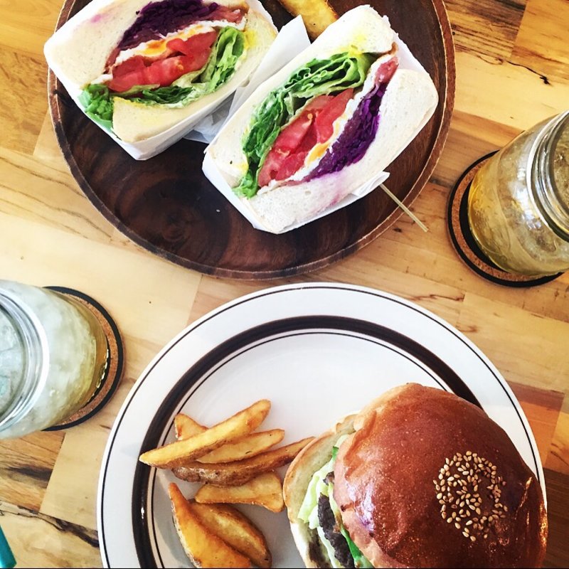 アボカドモッツァレラバーガー。(SEAGULL DINER)