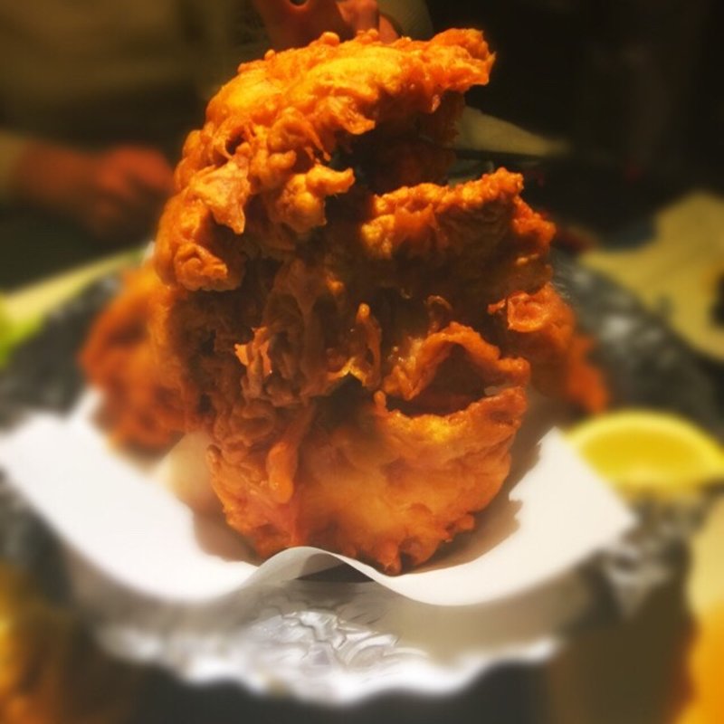 伝説の山盛り唐揚げ(珈琲＆無国籍ダイニング 海峡　川口駅東口キャスティー店)