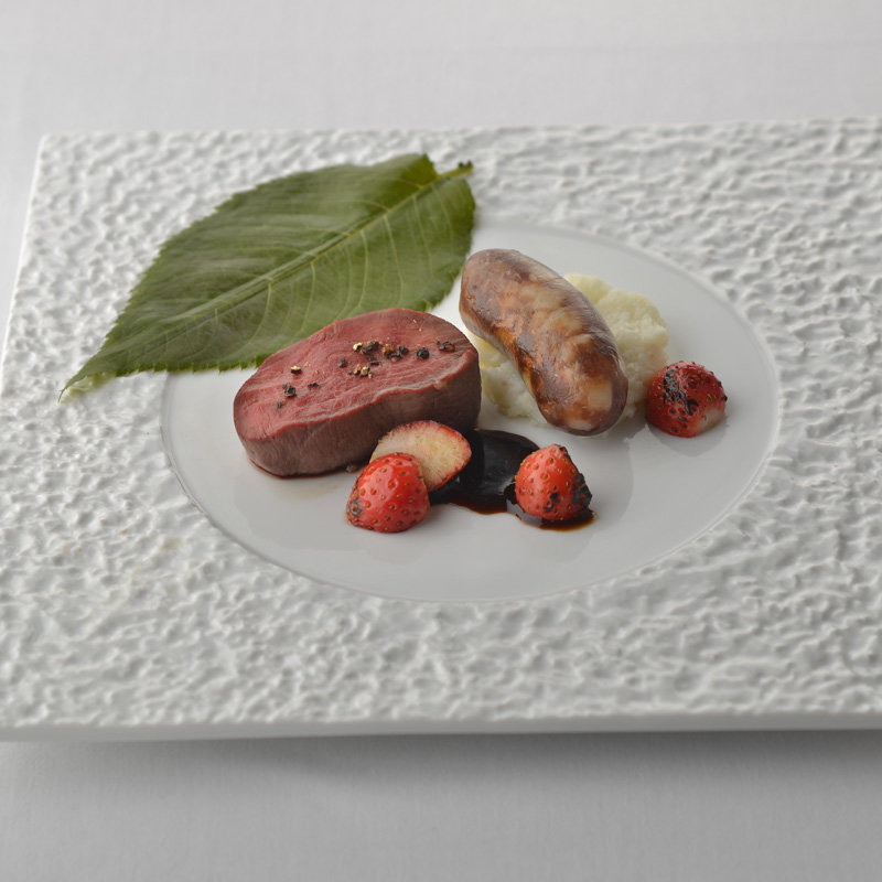 ヒレ肉とソーセージのグリル　苺のソース(マンサルヴァ （MANSALVA）)