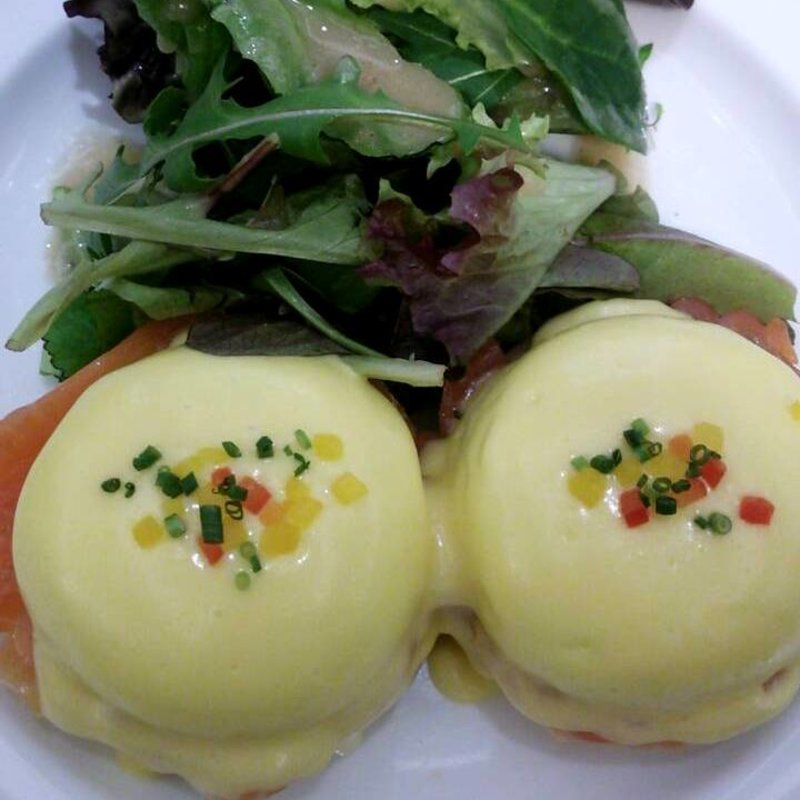 スモークサーモンエッグベネディクト(Sarabeth's Osaka サラベス大阪)