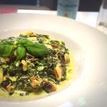 ホウレンソウとチキンのパスタ(Rosso Intenso)
