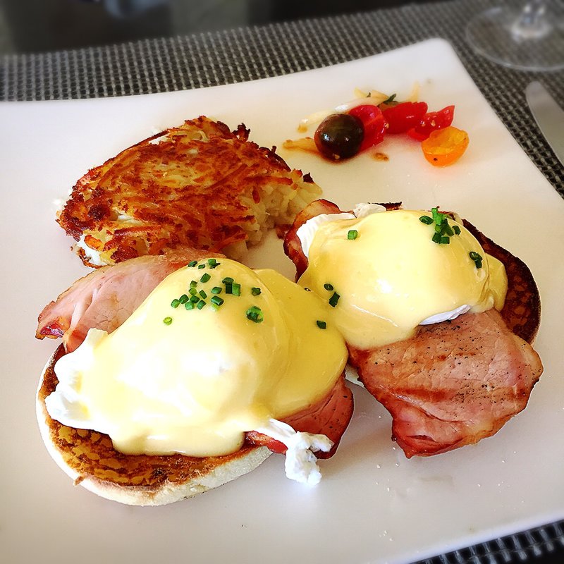 エッグベネディクト(Surf Lanai)