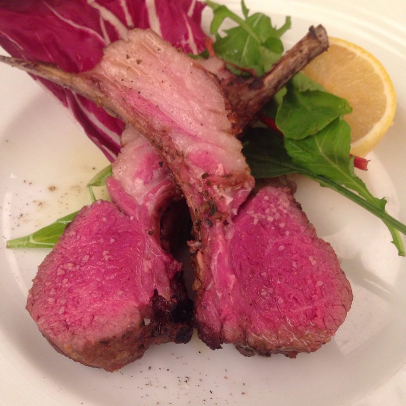 仔羊ロース肉の炭火焼 レモン添え(メッツァニィノ )