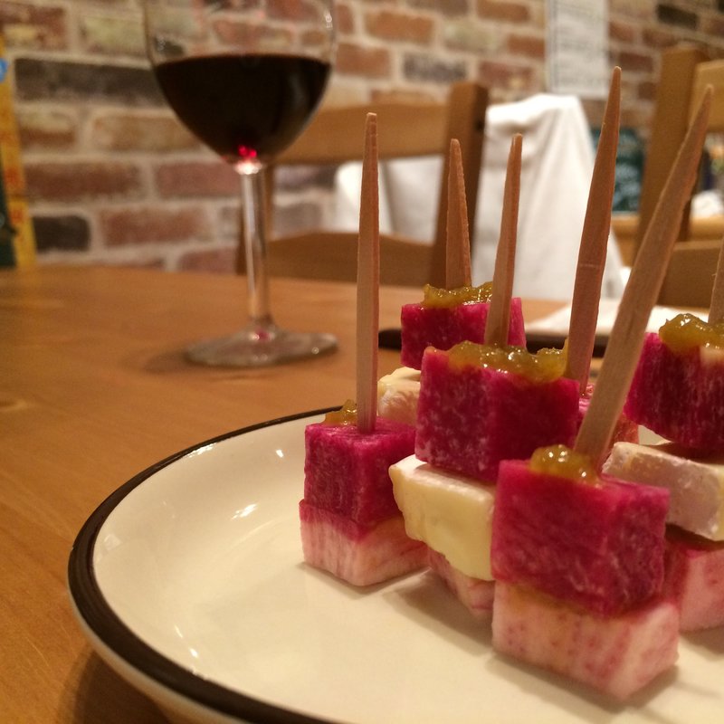 赤カブ・紅芯大根・チーズのpintxos(Runner's BAR CORRER)