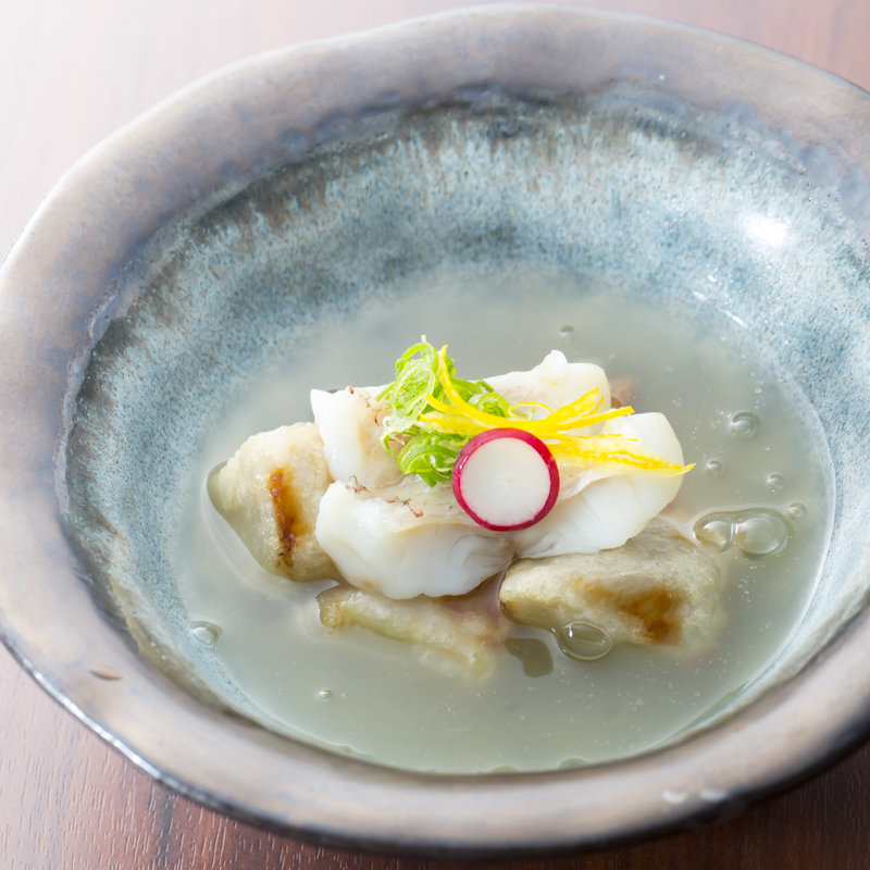 鯛のポワレ　焼き餅(雪洞 （ぼんぼり）)