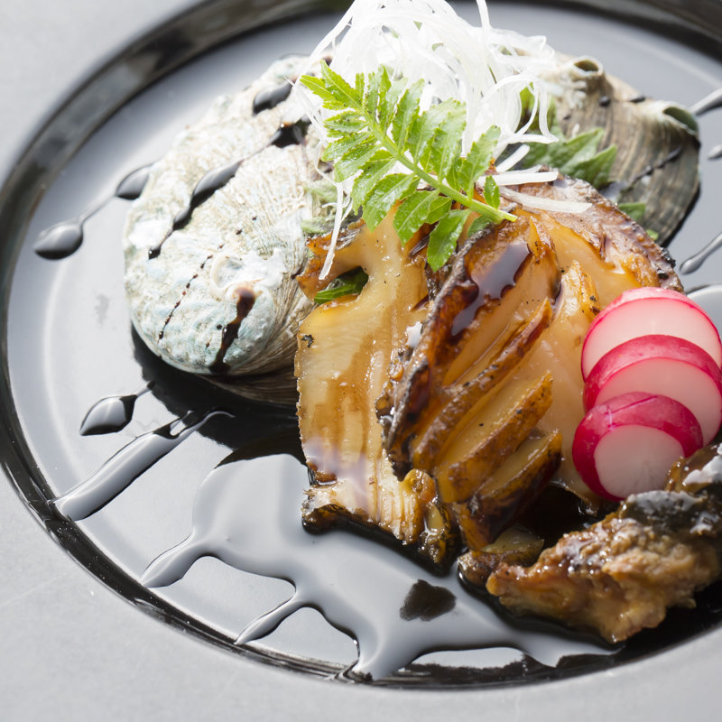 アワビのソテー　肝ソース(雪洞 （ぼんぼり）)