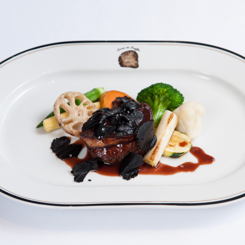 和牛とフォアグラのロッシーニ　黒トリュフ(Terres de Truffes, Tokyo （テール・ド・トリュフ東京）)