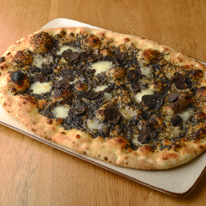 黒トリュフピザ(オービカ モッツァレラバー 東京ミッドタウン店)