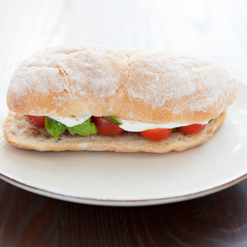 フレッシュトマトとモッツアレラチーズのサンド(オービカ モッツァレラバー 東京ミッドタウン店)