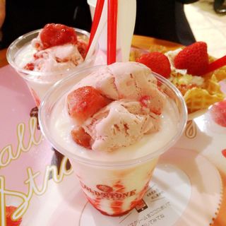 COOLLY'S strawberry(コールド・ストーン・クリーマリー ルミネエスト新宿店 （COLD STONE CREAMERY）)