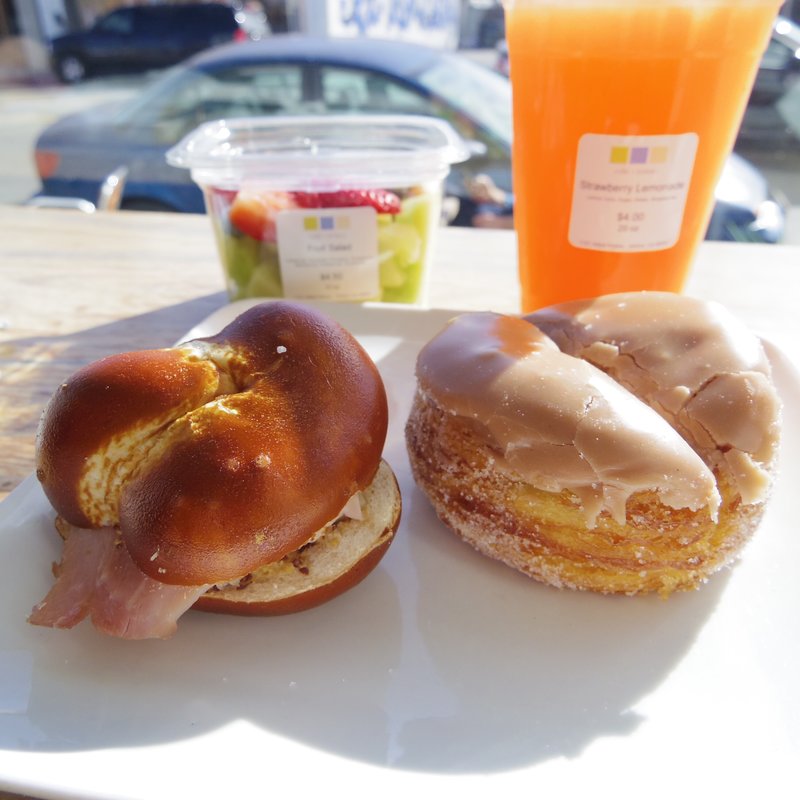 プレッツェルバーガー、ヌテラドーナツ(Rockenwagner Bakery)