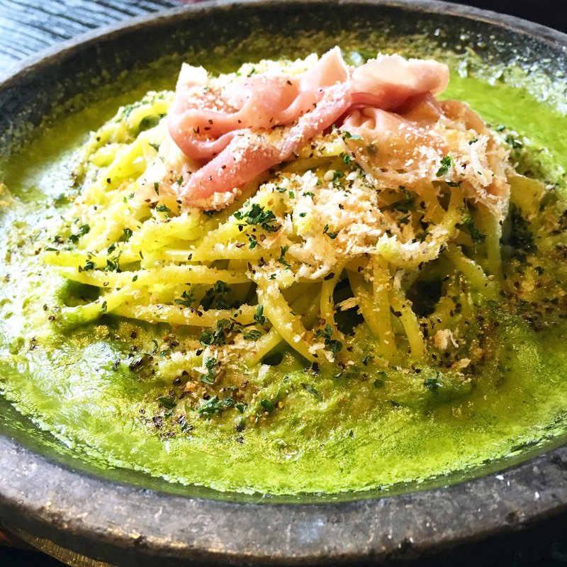 生ハムの熱々グラタン風ホウレン草クリームパスタ(石焼生パスタ 蔵之助 )