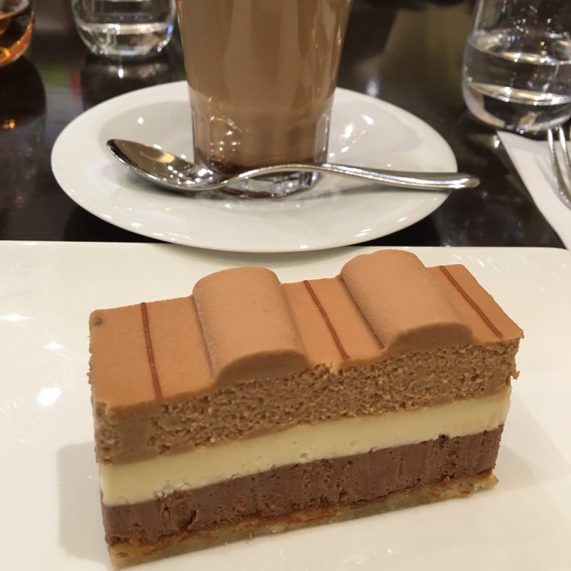 ケーキセット（平日限定）(リンツ ショコラ カフェ 銀座店)