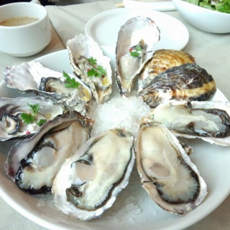 生牡蠣(8TH SEA OYSTER Barミント神戸店)