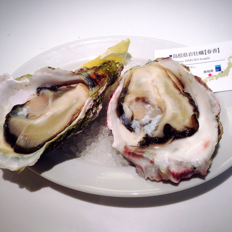 岩牡蠣(ＧＵＭＢＯ＆ＯＹＳＴＥＲＢＡＲ東京駅八重洲地下街店)