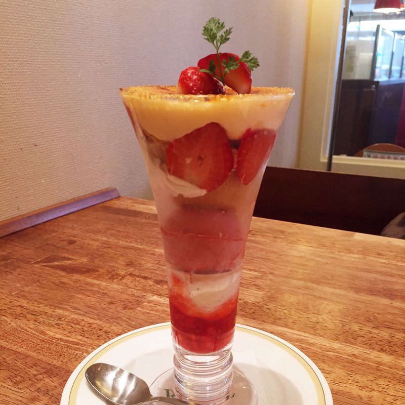苺のブリュレパフェ(ロイヤルホスト室見店)