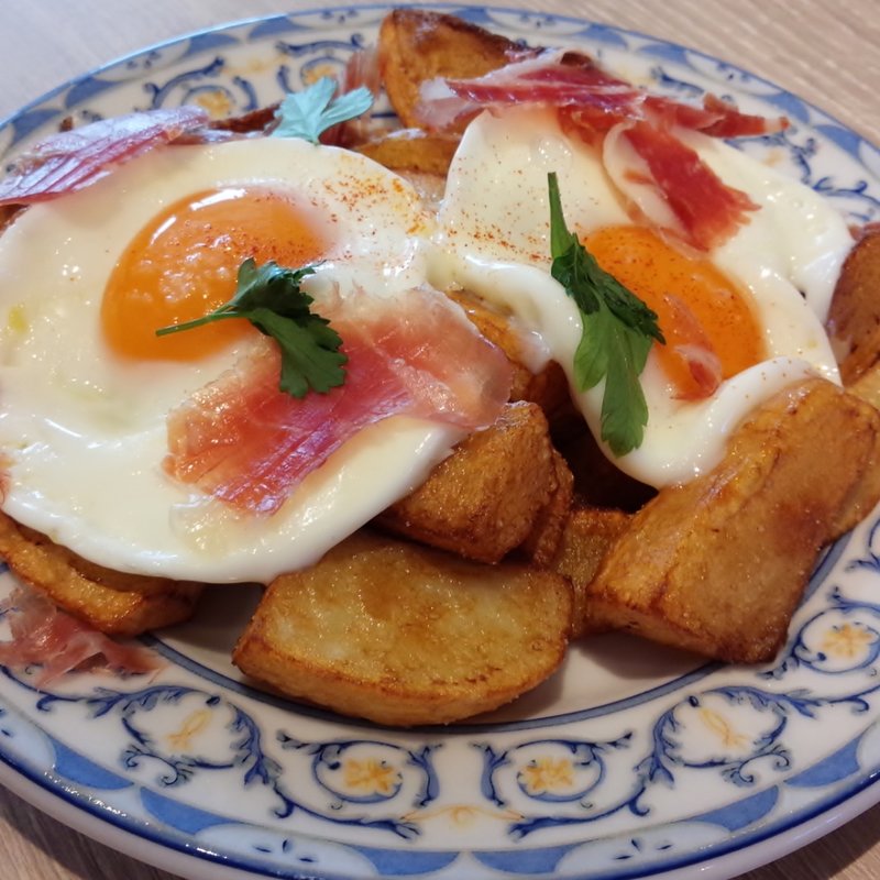 フライドポテト　半熟卵と生ハム(ミゲルフアニ 横浜店)