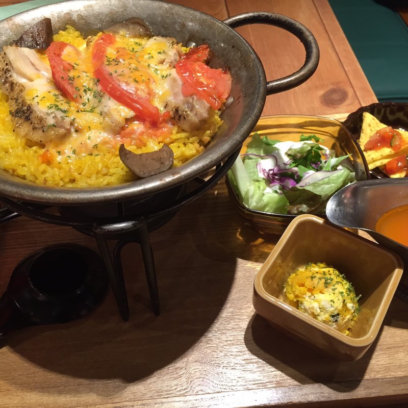 チキンと焼きトマト・茄子のトマトクリームパエリア(パエリアン・ピーシーズ)