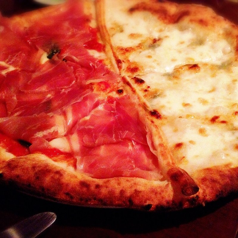 生ハムと4種のチーズビザ(デカンターレ ロッソ)