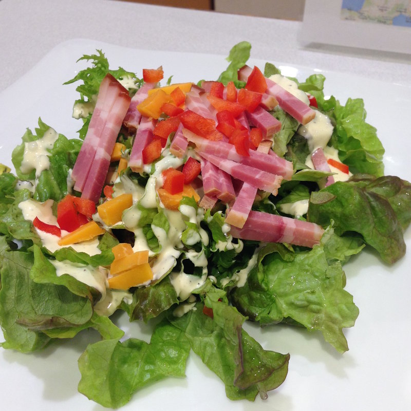 燻製皮付きベーコンとチーズのサラダ(燻製バルOSAKA （クンセイバルオオサカ）)