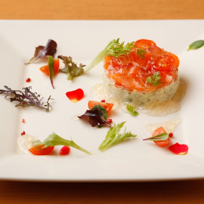 サーモンとアボカドのタルタル(フレンチレストランエルミタージュ)