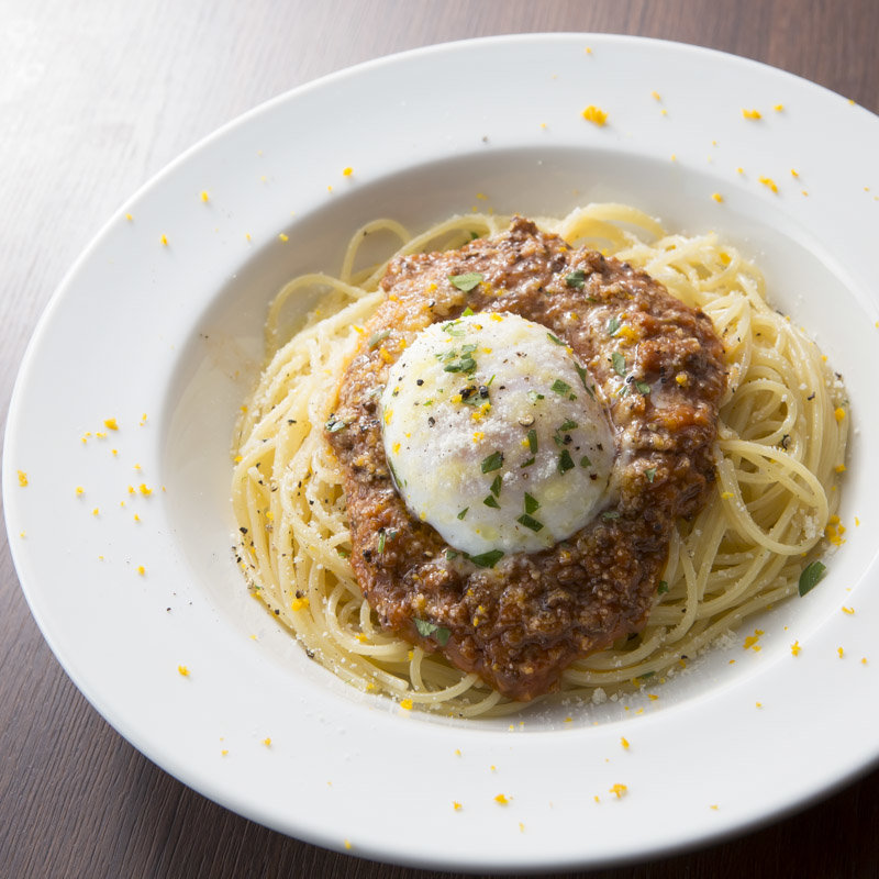 肉ミンチと温玉のパスタ(ヴィヴァッカス)