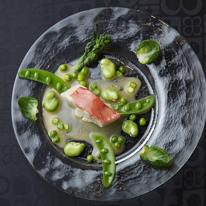 真鯛のポワレ　蚕豆(レストランアラスカ フェスティバルタワー)