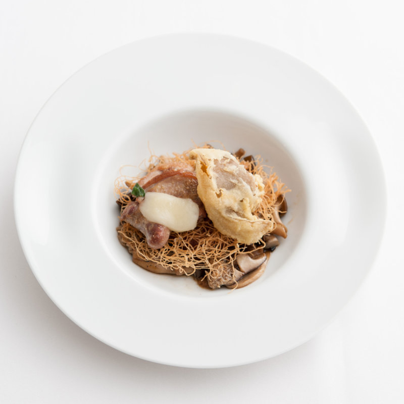 鶏肉とキノコのバリそば風(リストランテ ウミリア)