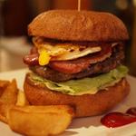 ベーコンエッグバーガー(large)(Esquerre Cafe)