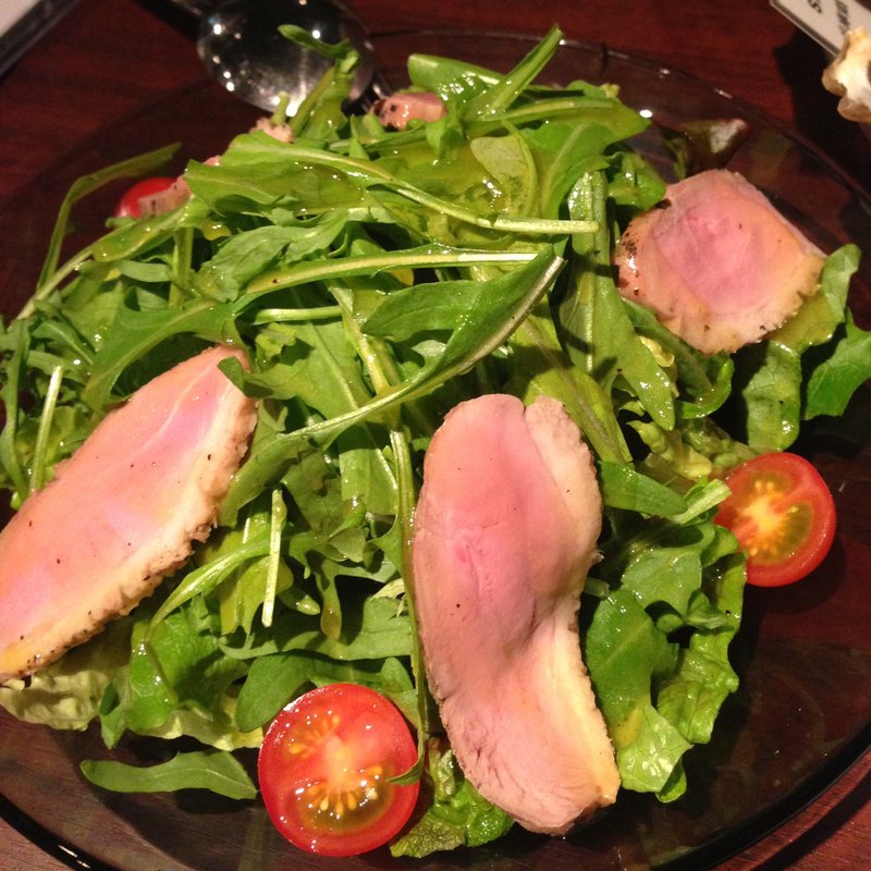 ローストビーフと有機野菜のサラダ(牡蠣屋バル )