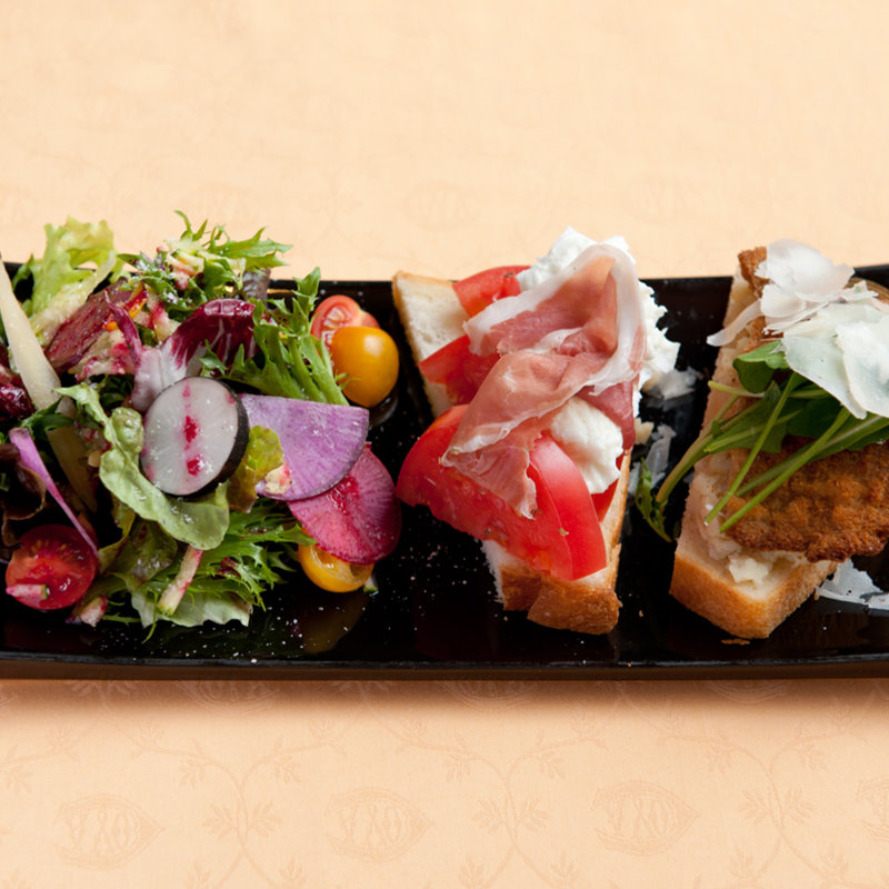 カツレツとカプレーゼのトースト(COVA TOKYO （コヴァ トーキョー）)