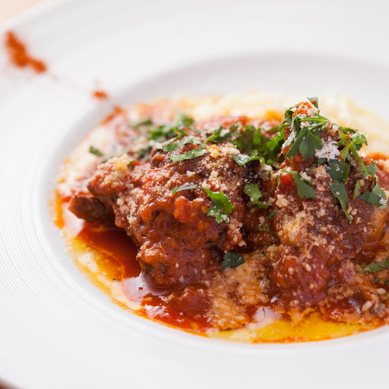 牛ホホ肉の赤ワイン煮込み(エストルーチェ)