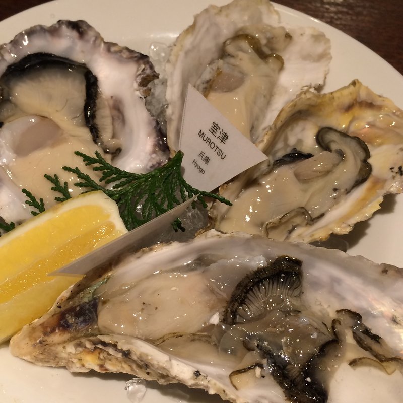 生牡蠣の盛り合わせ(肉と牡蠣 市場)