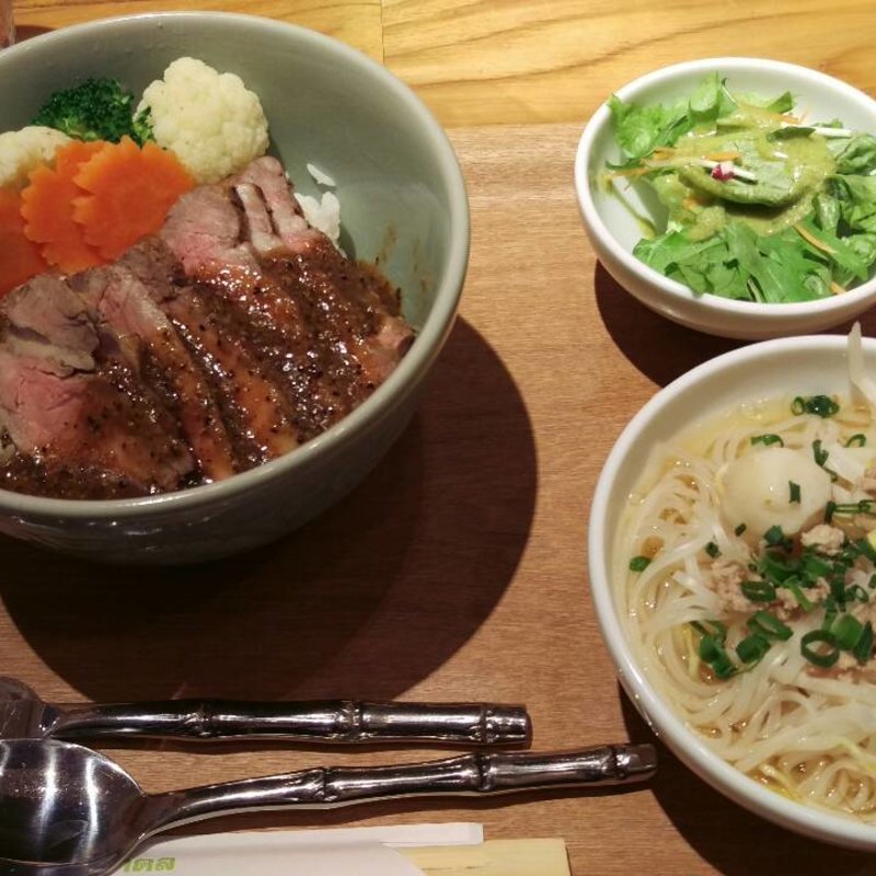 ローストビーフ丼セット(サイアム セラドン)