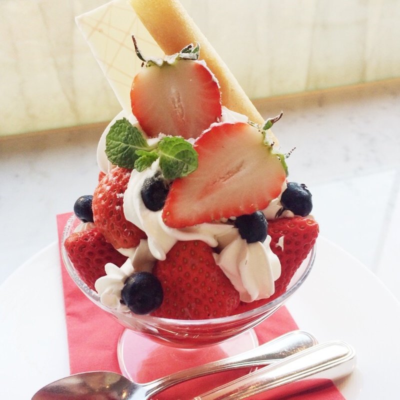イチゴパフェ(コートヤード・マリオット銀座東武ホテル )