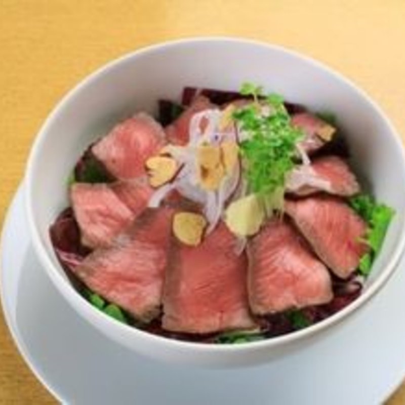 牛のたたきボウル(舞浜地ビール工房 Roti’s House イクスピアリ店)