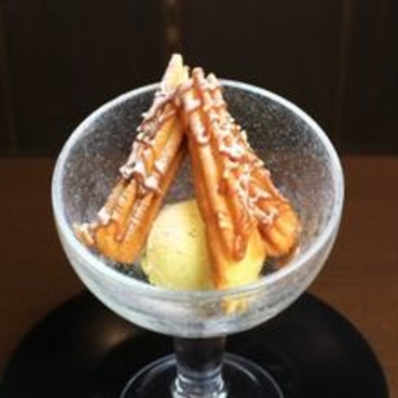 あつあつチュロスのキャラメルソースがけ　 バニラアイス添え たっぷりのキャラメルソー(舞浜地ビール工房 Roti’s House イクスピアリ店)