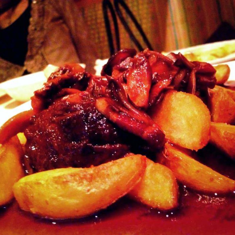 牛ホホと牛タンの柔らか赤ワイン煮込み(スペイン料理＆地中海料理 アマポーラ 恵比寿店)