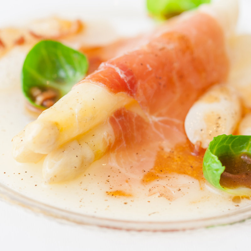 ホワイトアスパラと生ハム(フランス料理 ラノー・ドール )