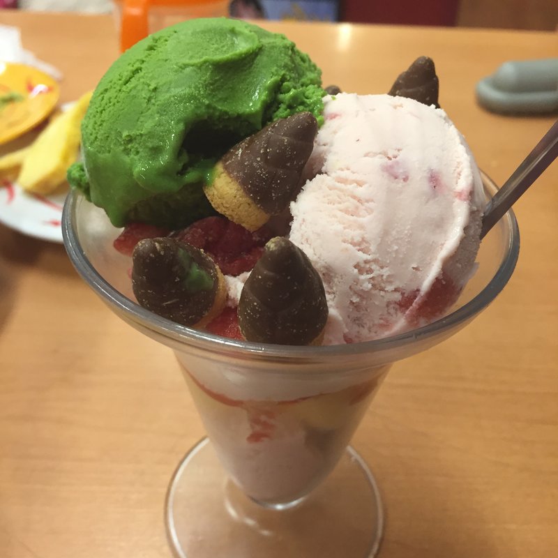 たけのこの里の苺まっちゃパフェ(スシロー 泉北2号線店)