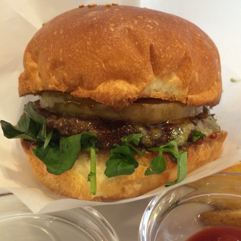 カラメルアップルとブルーチーズバーガー(ブラッセリー アデニア)