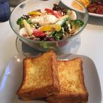 Brioche French Toast Brunch(6種の野菜とスパイシーグリルチキンのサラダ ポーチドエッグ添え パルメザンドレッシング)(マーサーブランチエビスヒルサイド)