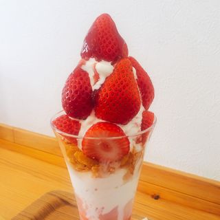贅沢ストロベリーパフェ(農園カフェ )