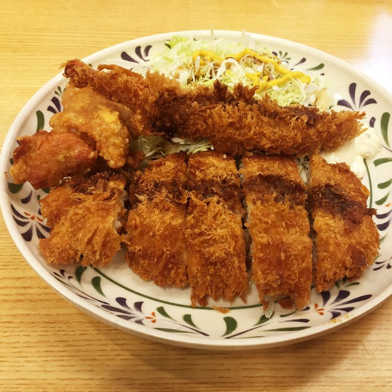バラエティ定食(華さん食堂 空港通り店 )