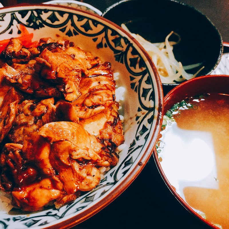 焼き鳥丼定食(炭火焼鳥 母家)