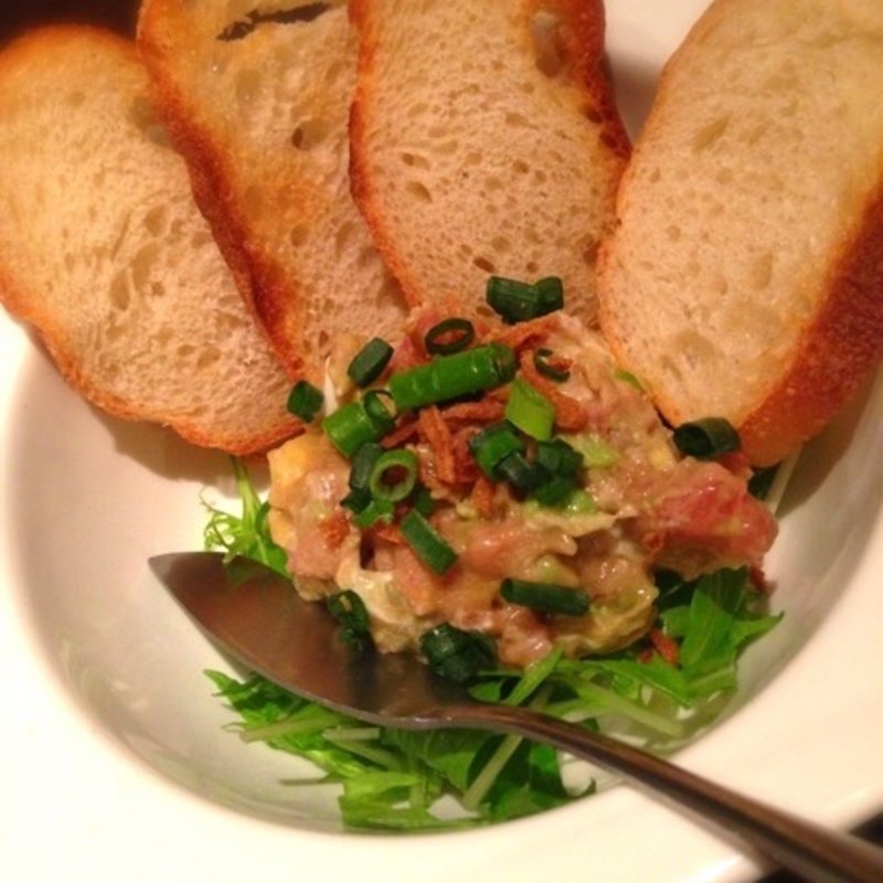 アボカドと鮪の洋風ネギトロ　バケット添え(ブリタ 東銀座店)