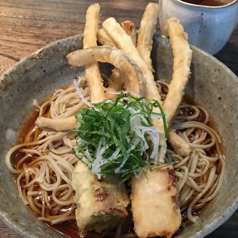 ごぼう天と葱天の冷しそば(手打ち 蕎麦 成冨 銀座店)