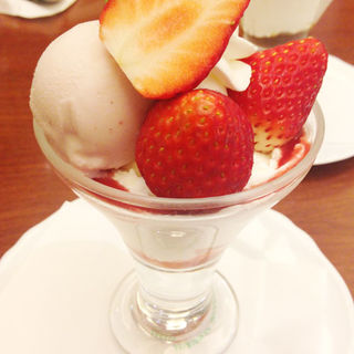苺のハーフプラスパフェ（セットドリンク付き）(京橋千疋屋 アトレ恵比寿店 （キョウバシセンビキヤ）)