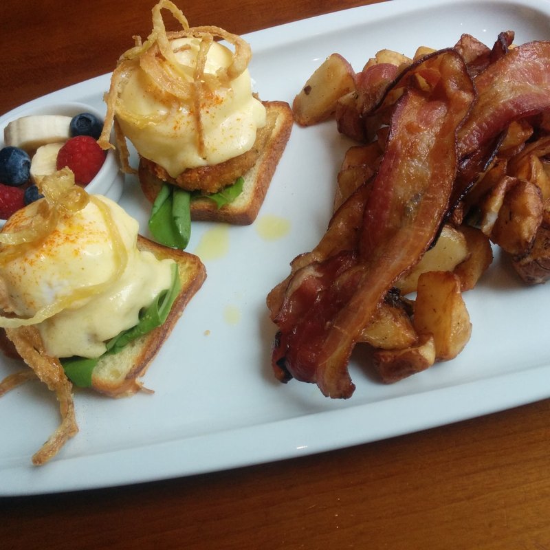 エッグベネディクトレモンクリームソース(beacon)